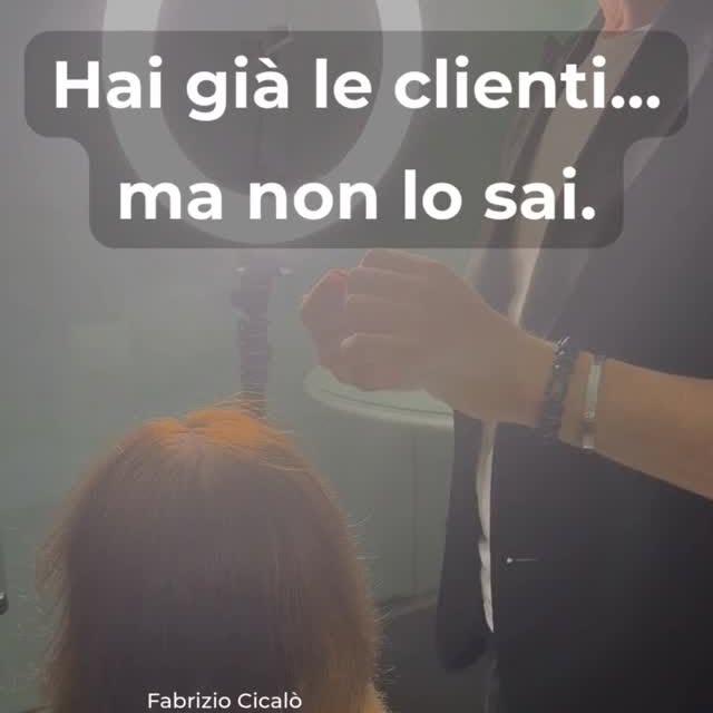 Molti parrucchieri pensano di avere un solo problema:
trovare nuovi clienti.

Ma la verità è un’altr
