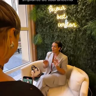 Gente linda vocês já ouviram falar em implante capilar de sobrancelha? Pois bem,depois de fazer maqu