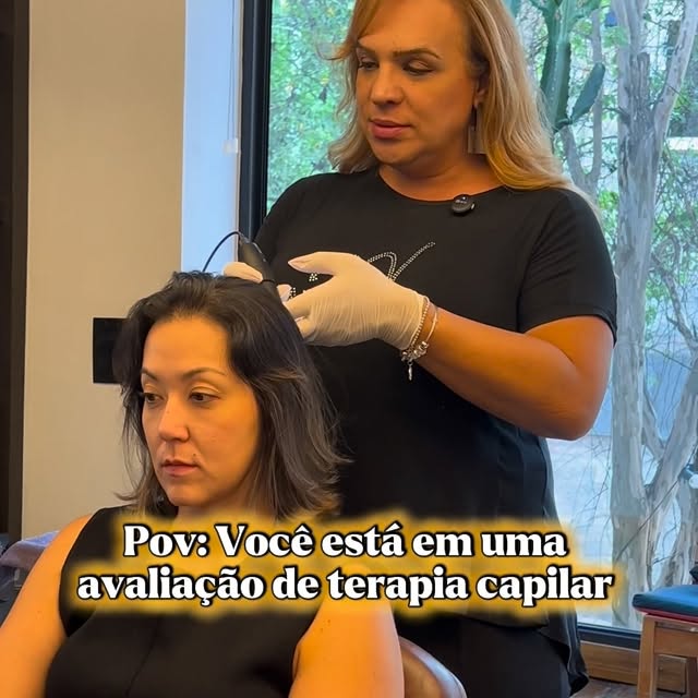 Você sabe como funciona uma avaliação de terapia capilar?

A @danniela.nunes, nossa tricologista, an
