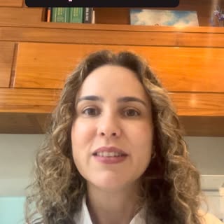 Vamos falar sobre a Herpes Zoster ( o “cobreiro”).
* É causado pela reativação do vírus da catapora.
