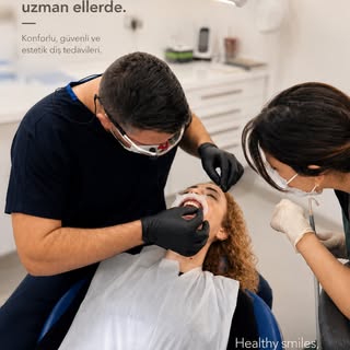 Gülüşünüz, en değerli imzanız.
Uzman ekibimizle güvenli, konforlu ve estetik diş tedavileri sunuyoru