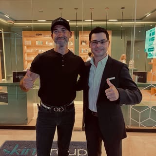 Aquí con un compa✅