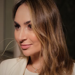 Meu nome é Lais Martinelli, sou médica com foco em Tricologia e Transplante Capilar.

Minha história