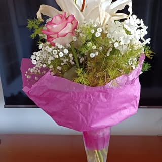 Très joli bouquet offert par ma fille,  il tient depuis plus d'une semaine....
Merci ma chérie 🥰
Me