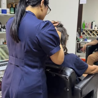 Tudo começa com uma avaliação cuidadosa do couro cabeludo.
Aqui, cada detalhe importa.

Em seguida, 