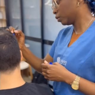 Já teve curiosidade de como é a rotina do profissional médico no dia do seu transplante capilar?
Con