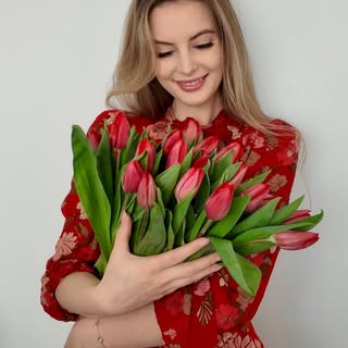 Dziś świętujemy siłę, wrażliwość i piękno kobiet 🌸

Każda z nas jest inna. Mamy różne historie, róż