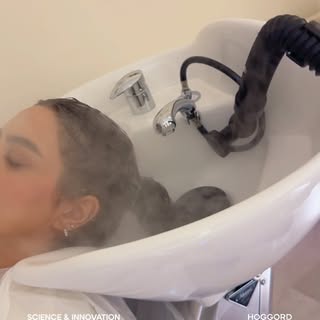 Ozone Therapy ✨ Pure oxygen. Powerful renewal.

Advanced ozone therapy infuses the scalp and hair wi