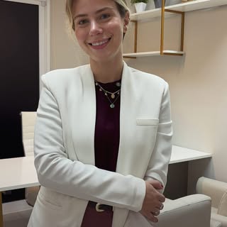 Você sabia que é possível usar seu próprio sangue para estimular a saúde capilar? 🩸✨

Esse é o proc