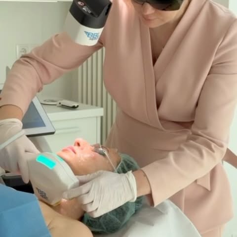 BBL HERO™ für den Hals

Der Hals gehört zu den ersten Bereichen, die Zeichen der Hautalterung zeigen