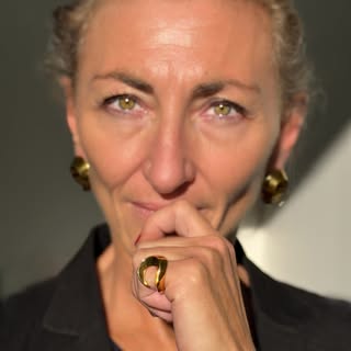 Bague simple Doré | Boucles d’oreilles Doré Art directing & photography by @sofi.krouk model @stridy