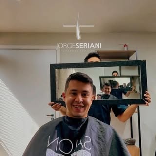 Sua melhor versão ainda existe.

A calvície não precisa definir quem você é.

Com a técnica certa, é