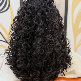 ✨ Cortar os cabelos vai muito além da estética.

Quando retiramos as pontas fragilizadas, abrimos es