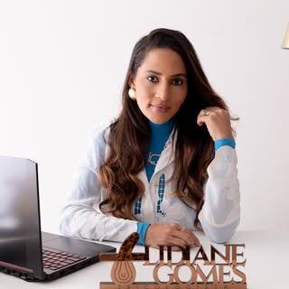Sou Lidiane Gomes,  tricologista dedicada ao cuidado da saúde capilar, especializada no diagnóstico 