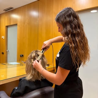 Unos rizos bien hechos tienen el poder de transformar cualquier look y cualquier integración capilar