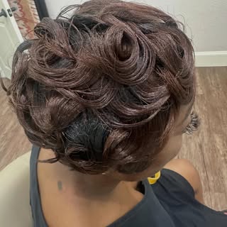 Soft curls, sleek detail, and a flawless finish ✨
This pixie style is giving classy, confident, and 