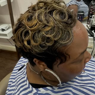 ✨ Short hair, major statement.
Golden waves, flawless detail, and a cut made to turn heads 🔥💛🖤
On