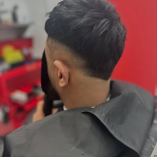 B U R S T 🤌🏻 

Bringing these modern trims to system wearers #hairloss #hairlosstreatment #hairlos