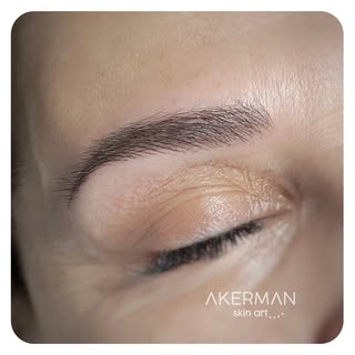Micropigmentación de cejas respetando la forma y el color natural, repoblando aquellas zonas menos d