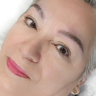 Comenzando el año construyendo cejas donde casi no las había, con técnica y sobre todo, con arte y p