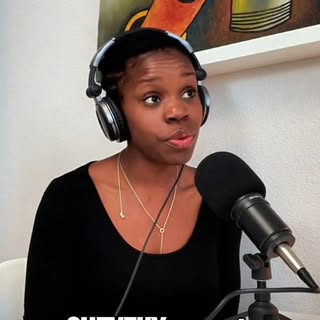 Aujourd’hui, on parle souvent des cheveux sous l’angle cosmétique : lisse, ondulé, bouclé, frisé, cr