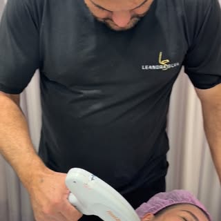 Treinei meu maridão para aplicar o meu laser! 
E agora, contrato ou não?😁

Como Harmonizadora, eu s