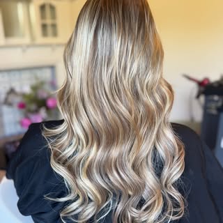 Lang, vol en glanzend 🌸 Mooie verlenging geplaatst met een prachtig resultaat! #movehshairsolutions