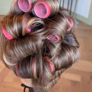✨ Feestdagen in stijl! ✨
Laat jouw haar of haarwerk bij ons prachtig föhnen voor een stralende look 