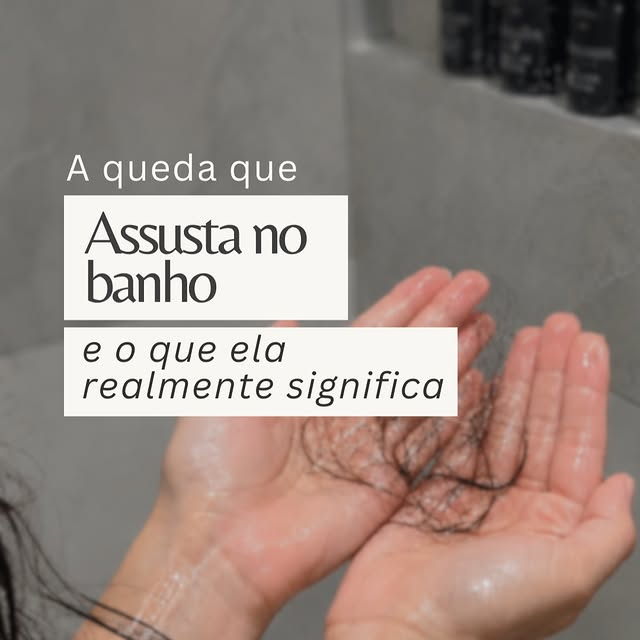 A queda que aparece no banho costuma assustar porque os fios ficam concentrados em um único momento.