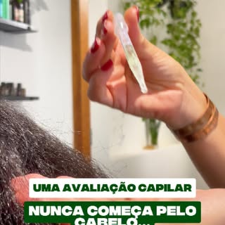 Uma avaliação capilar nunca começa apenas pelos fios.

Antes de observar o couro cabeludo, fazemos a