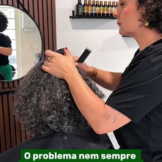 O problema nem sempre é o que você está vendo.

Quando o cabelo começa a cair, afinar ou perder o br