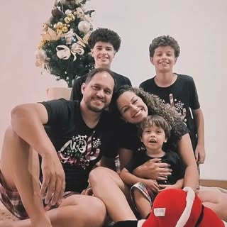 E o verbo se fez carne e habitou entre nós. 
João 1.14

Feliz Natal amigos!