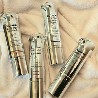 Lubex anti-age Serum für jeden Hauttyp:

4 hyaluron:
°Hydratisiert 4-fach intensiv von der 
 Oberflä