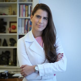 Unsere Spezialisti für Ästheik:
Natalia Caballero Uribe ist Fachärztin für Dermatologie und Dermatoc