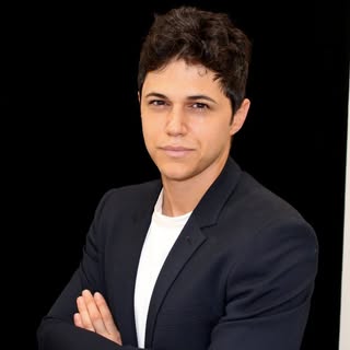 ✨ Hoy os presentamos al Dr. David Cardona ✨

Director de Clínica Renacek y especialista en armonizac