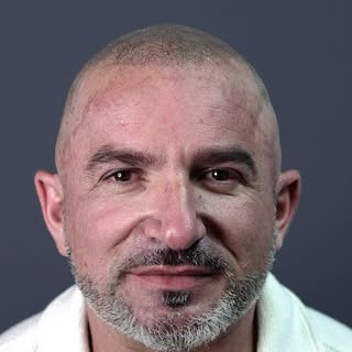 José vino desde Valencia porque llevaba años sin sentirse cómodo con su imagen.

Este es el resultad