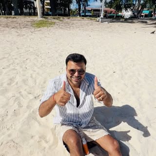 POV: You went on vacation with a dermatologist. ☀️😂

Normal tourists:
📸 “Did we pack the swimsuits