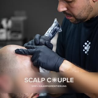 HAARTATTOO ? – aber bitte realistisch.
Und genau das bekommst du bei Scalpcouple. 💯💜

Wir stehen f