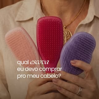 Nem toda escova é ideal pro seu cabelo, e a escolha errada pode causar quebra, desconforto e até sen