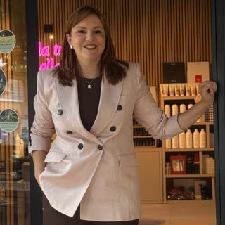 Hola soy Davinia Alonso, fundadora de Cuida tu Cabello, un centro que empezó su andadura hace 2 años