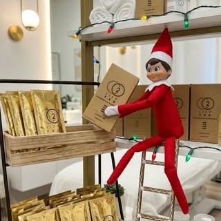 Even our holiday helper knows: CO2Lift® PRO keeps patients glowing all season long. 💚✨🎄