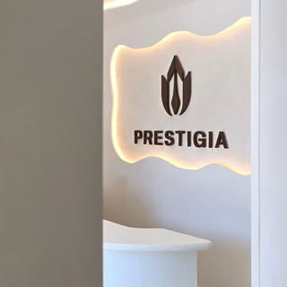 Prestigia ha sido concebida para acompañar personas.
Cada curva, cada textura, cada punto de luz y c