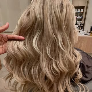 Nano Tip hair extensions  with a seamless blend of highlights and gentle waves! #nanotiphairextensio