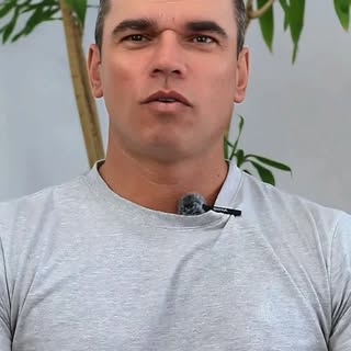Para o homem, a perda de densidade capilar costuma ser o primeiro sinal visível do tempo, impactando