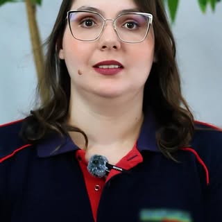 Para a mulher, a queda de cabelo nunca é "apenas um detalhe"; é um sinal de alerta que atinge direta