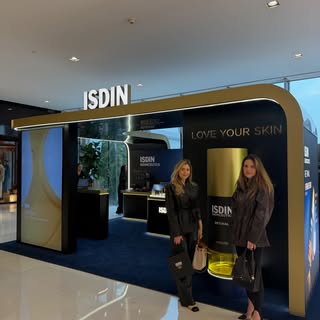 ✨ A convite da @isdin.brasil, tivemos o prazer de conhecer a Pop-Up ISDIN no Shopping JK, dedicada a