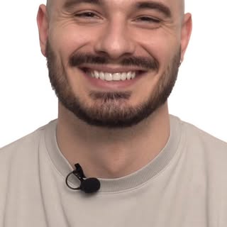 💬 Grzegorz przyznaje, że decyzja o mikropigmentacji skóry głowy dojrzewała w nim przez długi czas. 