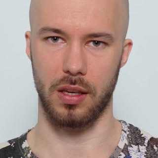 💬 Dla Kuby mikropigmentacja skóry głowy okazała się rozwiązaniem, które pozwoliło mu odzyskać pewno