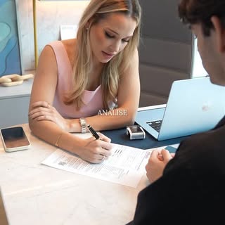 Desde o momento em que você chega, cada etapa aqui existe com intenção. Desde a entrada até o consul