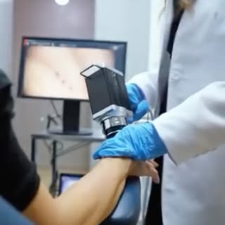 ¿Rostro cansado, líneas de expresión o lunares que antes no tenías?
Acude a consulta con un dermatol